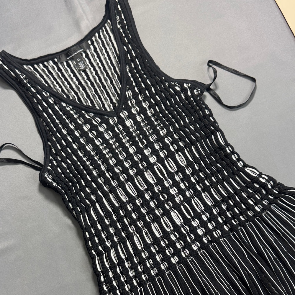 Black & White Knit Sleeveless V-Neck Tank Top